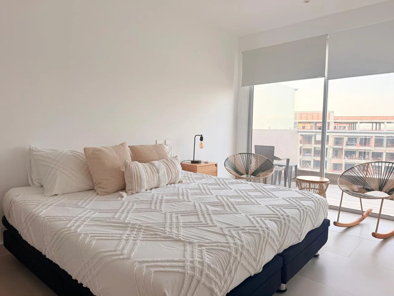 Habitación principal con ventanal